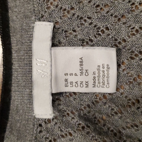 Womens H & M gray & black v neck button sweater size S - Picture 3 of 4